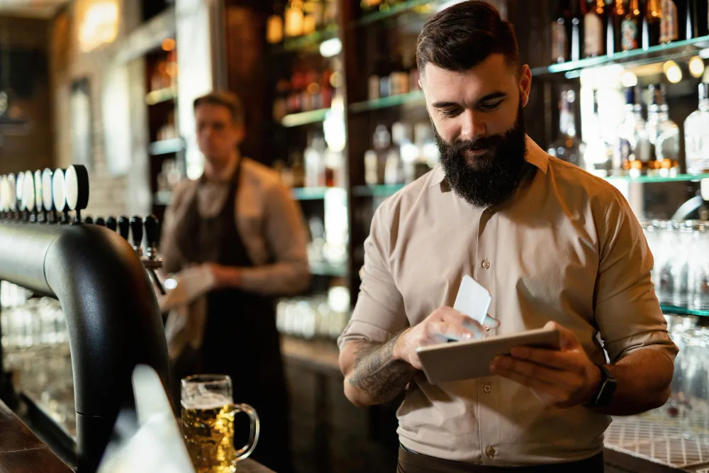 Joven Barista Feliz Trabajando Bar Navegando Red Panel Tactil | CEMAFE 360